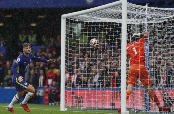 Pemain Chelsea Timo Werner merayakan gol kedua sebelum dianulir melalui VAR pada laga Liga Inggris melawan Southampton di Stamford Bridge, London, Inggris (2/10). Paul Childs/Action Images via Reuters/Antara - Image