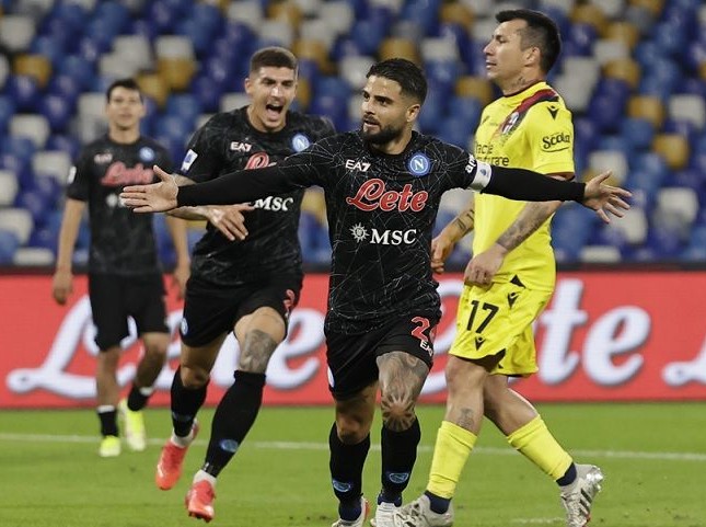 Kapten Napoli Lorenzo Insigne merayakan keberhasilannya mengkonversi tendangan penalti ke gawang Bologna dalam laga lanjutan Liga Italia di Stadion Diego Armando Maradona, Napoli, Italia, Kamis (28/10) waktu setempat. Ciro de Luca/Reuters/Antara - Image