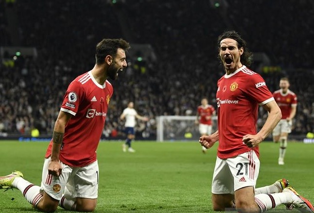 Penyerang Manchester United Edinson Cavani (kanan) melakukan selebrasi bersama Bruno Fernandes seusai mencetak gol kedua timnya ke gawang Tottenham Hotspur di Stadion Tottenham Hotspur, London, Inggris, Sabtu (30/10) waktu setempat. Tony O - Image