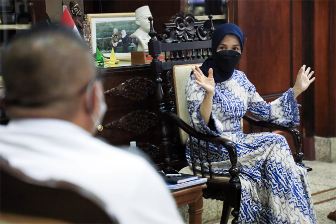Ketua Dewan Kerajinan Nasional Daerah (Deskranasda) Jateng Atikoh Ganjar Pranowo saat menerima audiensi perwakilan Bank Jateng di rumah dinas gubernur Puri Gedeh, Rabu (27/10). (Istimewa) - Image