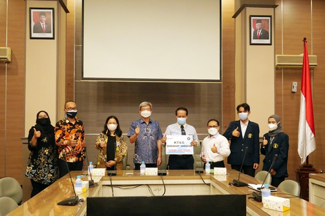 Kiri ke kanan : Audizuria Indahsari K. (HR Staff TSPM), Bagus Sugiarto Dian Fajar (HR Manager TSPM), Riwayati Triswanti (General Manager TSPM), Hong Won Tack (Presiden Direktur TSPM), Prof. Dr. Abdul Hakim, M.Si (Wakil Rektor Bidang Kemahasiswaan UB), Ilh - Image