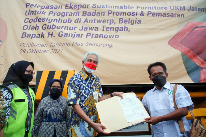 Gubernur Jateng Ganjar Pranowo secara simbolis melepas ekspor furnitur ke Belgia. Selain ke Belgia, produk furnitur UMKM Jateng juga diminati oleh tiga negara, yakni Jepang, Australia dan India. (Istimewa) - Image