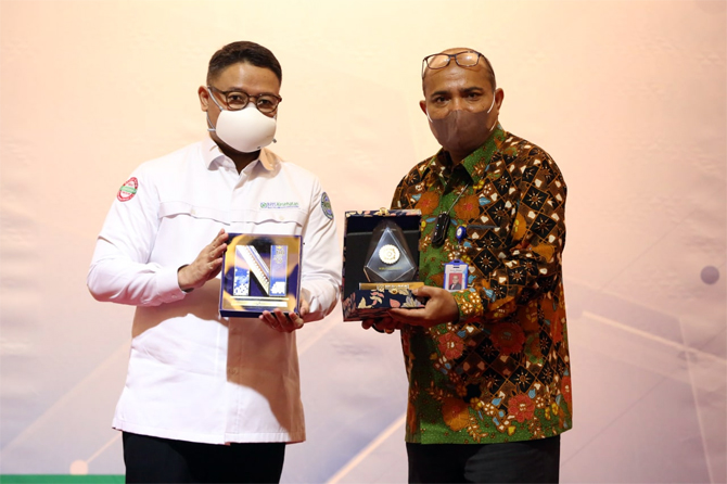 Direktur Keuangan dan Investasi BPJS Kesehatan, Arief Witjaksono usai melakukan penandatanganan kerja sama dengan Direktur Keuangan Bank Nagari, Sania Putra, Senin (18/10). (BPJS Kesehatan for JawaPos.com) - Image