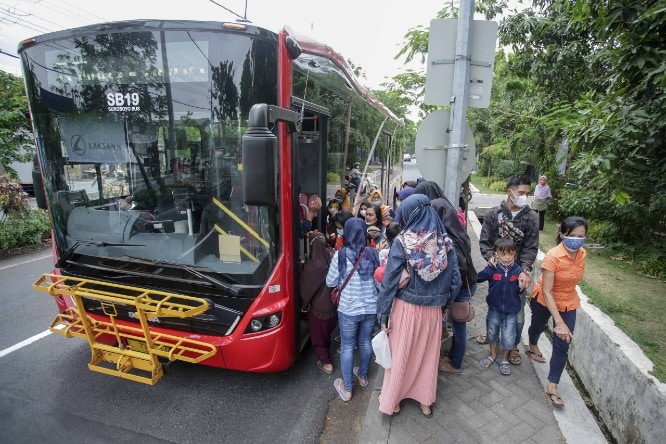 Wisatawan lokal naik Suroboyo Bus. Alfian Rizal/JawaPos - Image