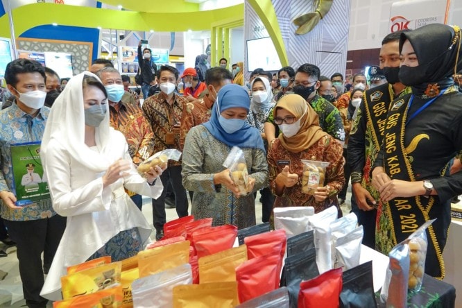 Gubernur Jatim Khofifah Indar Parawansa mengamati hasil UMKM di Jatim Fair Surabaya. Humas Pemprov Jatim - Image