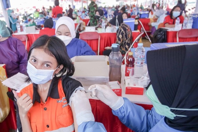 Seorang pelajar di Surabaya mendapat vaksin di Lapangan Thor. Alfian Rizal/Jawa Pos - Image