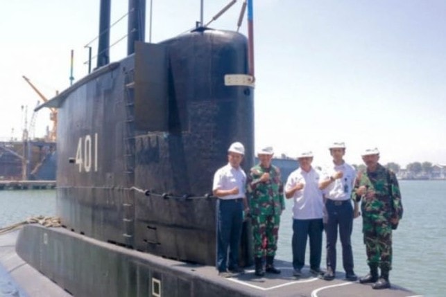 Tinjauan lapangan overhaul KRI Cakra 401 oleh Laksda Catur Sudarsono, Irjenal Laksda TNI Sunaryo, GM Naval Technology Laksma Liliek, COO PT PAL Indonesia Iqbal Fikri, Irum Itjenal Laksma Udyatmiko, Selasa (7/9). PT PAL Indonesia/Antara - Image