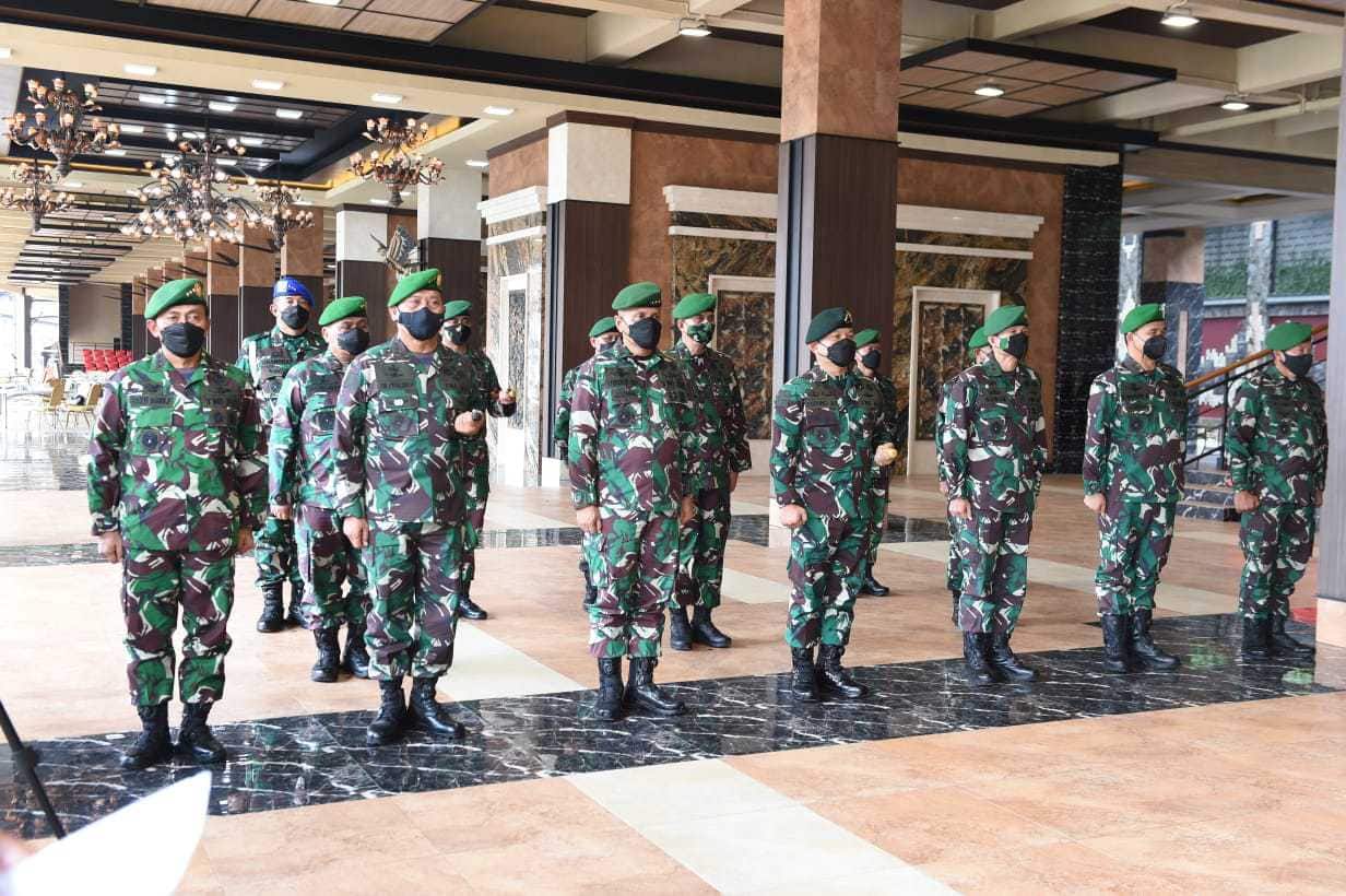 Para perwira tinggi TNI AD mengikuti apel laporan kenaikan pangkat. (Mabes TNI AD for JawaPos.com) - Image