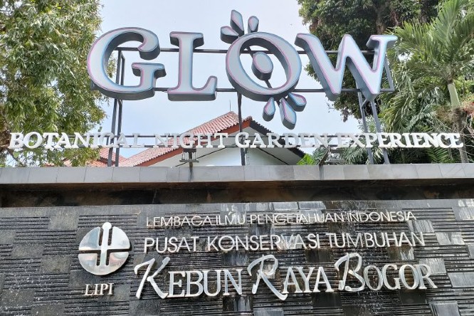Logo wisata Glow di dinding pintu masuk utama Kebun Raya Bogor. Linna Susanti/Antara - Image