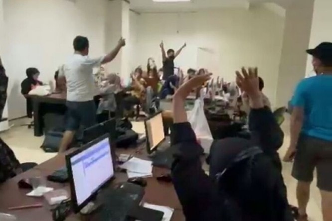 Tangkapan layar video penggerebekan perusahaan pinjaman online (pinjol) ilegal di wilayah Samirono, Caturtunggal, Kecamatan Depok, Kabupaten Sleman, Kamis (14/10) malam. Polda Jogjakarta/Antara - Image