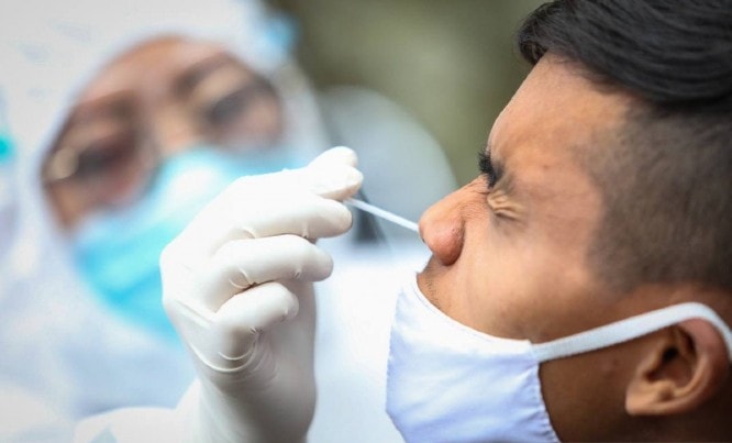 Petugas kesehatan lakukan tes usap antigen kepada warga Kota Bandung. Humas Pemkot Bandung/Antara - Image