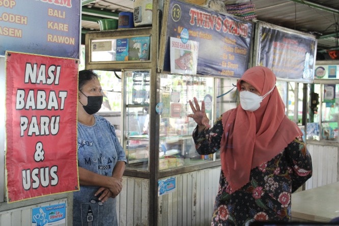 Wakil Ketua DPRD Kota Surabaya Reni Astuti mengenakan batik ketika menemui pedagang UMKM. Istimewa - Image