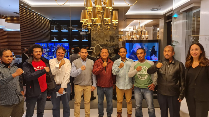 Menteri Kelautan dan Perikanan Sakti Wahyu Trenggono foto bersama seusia bertemu dengan sejumlah ABK asal Tegal dan Pemalang yang umumnya sudah 10 tahun bekerja di kapal-kapal perikanan Spanyol itu berlangsung di Vigo, Jumat (29/10/2021) malam. - Image