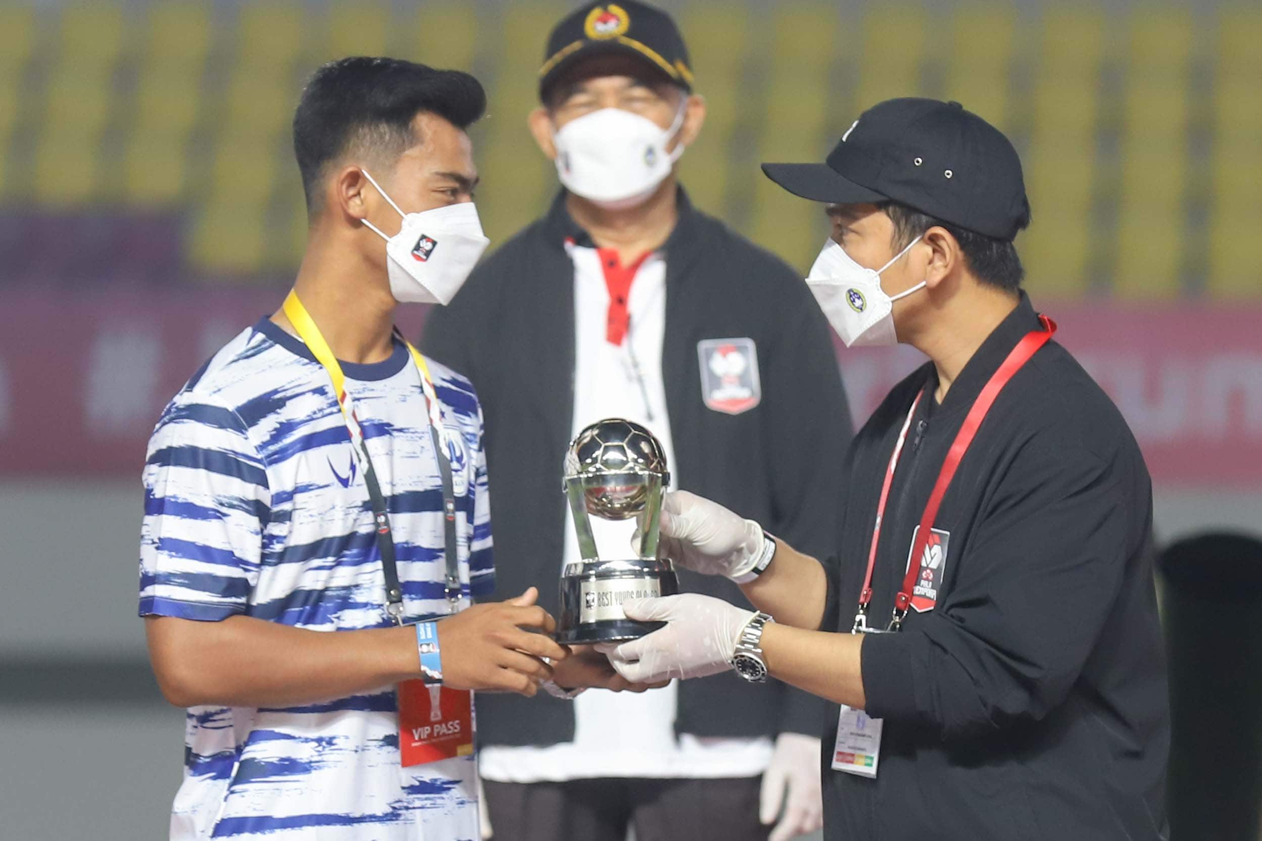 Pratama Arhan (kiri) yang pernah memperkuat tim EPA U-18 PSIS Semarang dinobatkan sebagai pemain muda terbaik Piala Menpora 2021. - Image