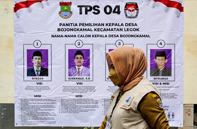 Pemilih melakukan pencoblosan surat suara dibalik bilik suara saat Pemilihan Kepala Desa (Pilkades) serentak di TPS 04, Desa Bojong Kamal, Kecamatan Legok, Kabupaten Tangerang. Pilkades serentak 2021 di Kabupaten Tangerang itu diikuti oleh sekitar 306 ora - Image