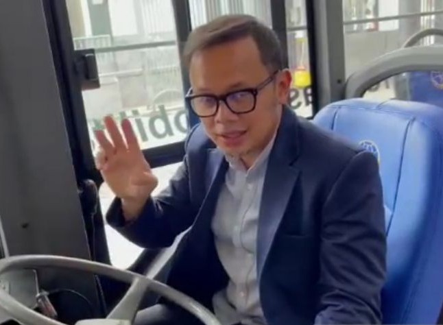 Wali Kota Bogor Bima Arya saat menjajal bus Trans Pakuan di Karoseri Laksana Semarang, Jumat (29/10). Pemkot Bogor/Antara - Image