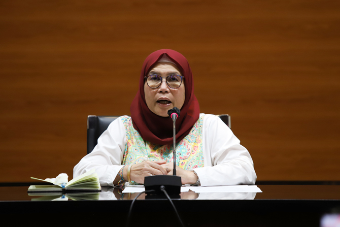 Wakil Ketua KPK Lili Pintauli Siregar menyampaikan keterangan pers terkait Operasi Tangkap Tangan (OTT) KPK di Kuantan Singingi di gedung KPK, Jakarta, Selasa (19/10/2021). KPK menetapkan dua orang tersangka dalam OTT tersebut yakni Bupati Kuantan Singing - Image