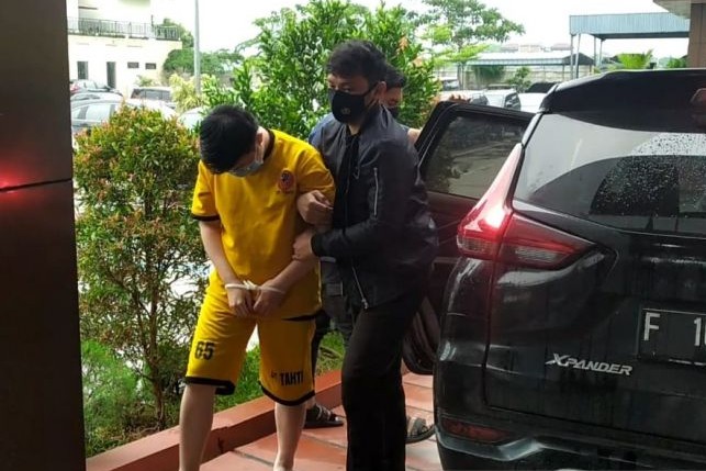 Polisi menahan tersangka bos pinjaman online ilegal di Polda Jawa Barat, Kota Bandung, Selasa (19/10). Bagus Ahmad Rizaldi/Antara - Image