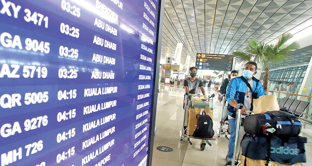 TAK WAJIB TES PCR: Terminal 3 keberangkatan Bandara Soekarno-Hatta makin ramai sejak pemerintah melonggarkan syarat perjalanan udara. (HANUNG HAMBARA/JAWA POS) - Image