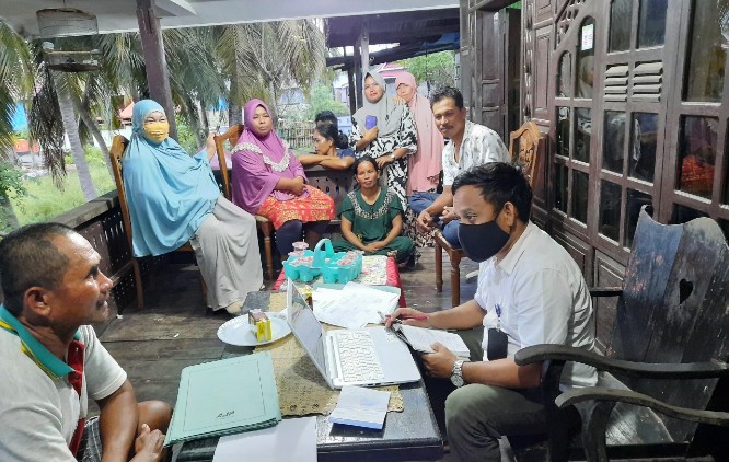 Pendamping LLP Kabupaten Jeneponto melakukan proses penilaian sebelum merekomendasikan pelaku usaha mendapat bantuan pinjaman modal. Istimewa - Image