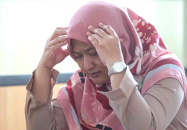 BERTANDA: Pendarahan otak karena bawaan bisa ditandai dengan keluhan sering mengalami sakit kepala, cekot-cekot, kepala kerap berdenyut-denyut, dan tidak membaik dengan obat pereda nyeri. (Foto ilustrasi diperagakan model. Alfian Rizal/Jawa Pos) - Image