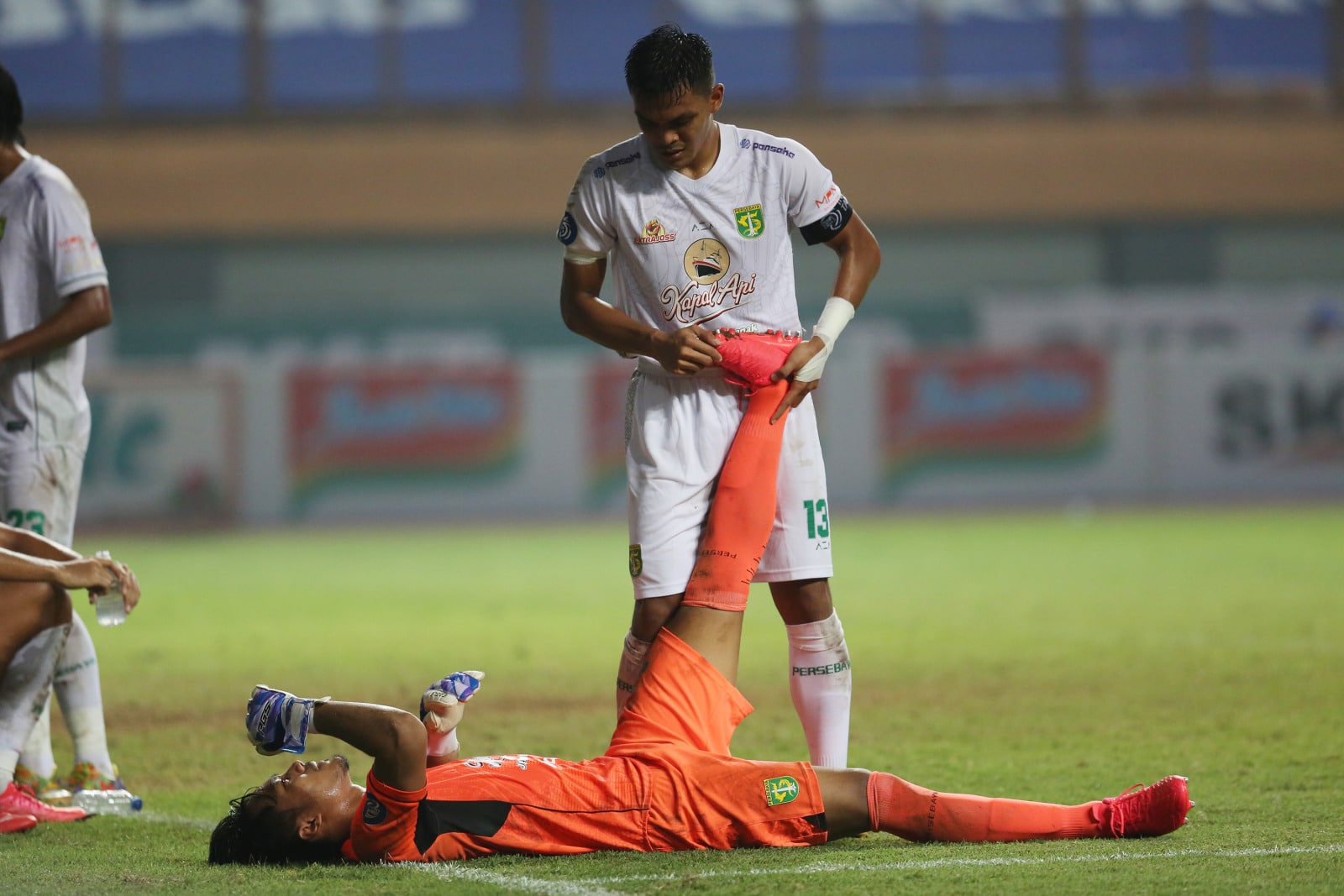 Rachamat Irianto membantu melemaskan kaki Ernando Ari yang mengalami keram. SALMAN TOYIBI/JAWA POS - Image