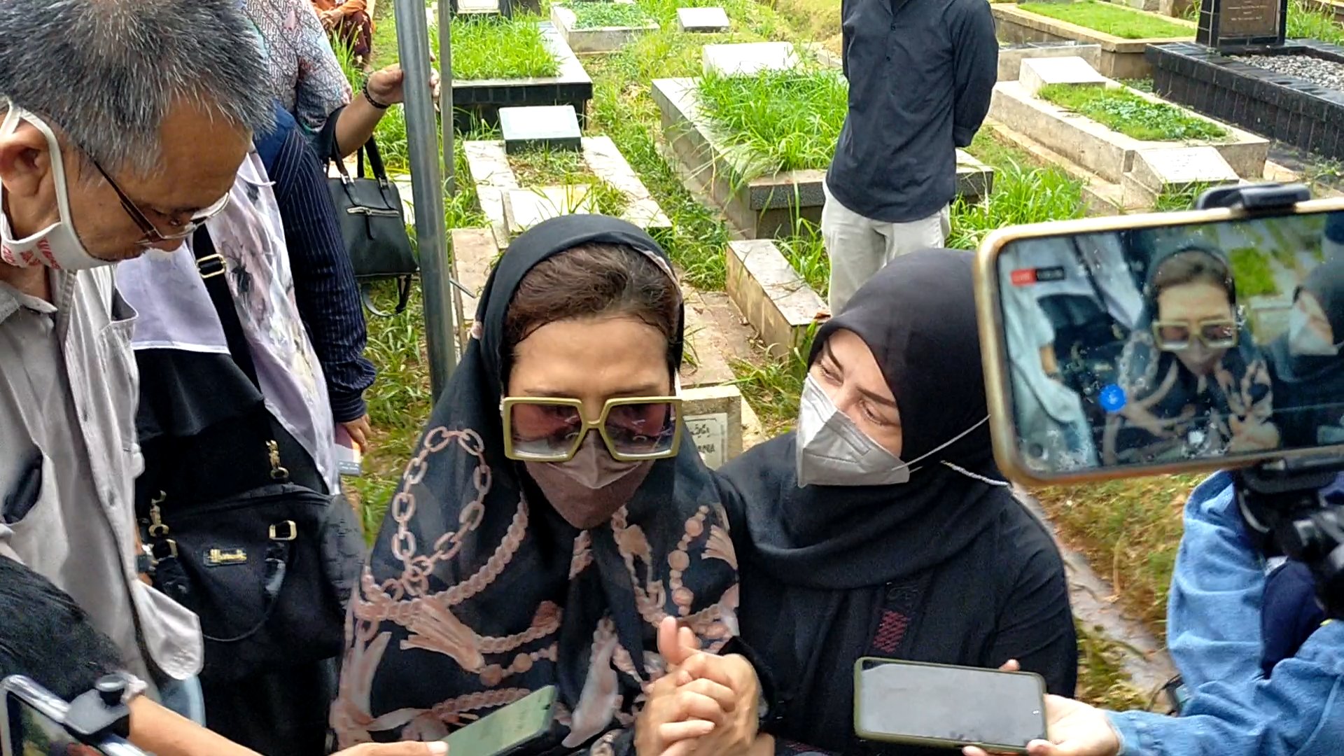 Alma, istri Oddie Agam didampingi Chintami Atmanegara./Abdul Rahman - Image