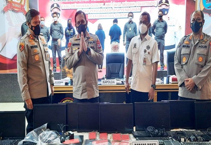 Kepala Polda Kalimantan Selatan, Inspektur Jenderal Polisi Rikwanto, didampingi Kepala Polres Kotabaru, AKBP M Gafur Siregar, menunjukkan barang bukti kasus pinjaman online, di Banjarmasin, Rabu. ANTARA/Firman - Image