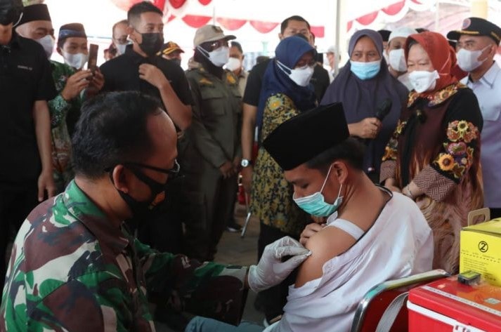 Menteri Sosial Tri Rismaharini meninjau vaksinasi COVID-19 di Bangkalan, Pulau Madura, Jawa Timur, Sabtu (16/10/2021). (ANTARA/HO-Kemensos) - Image