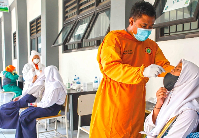 PENCEGAHAN: SMPN 60 melakukan tes swab PCR kepada sejumlah siswa dan tenaga pengajar meski mereka sudah menjalani vaksinasi. (Allex Qomarulla/Jawa Pos) - Image