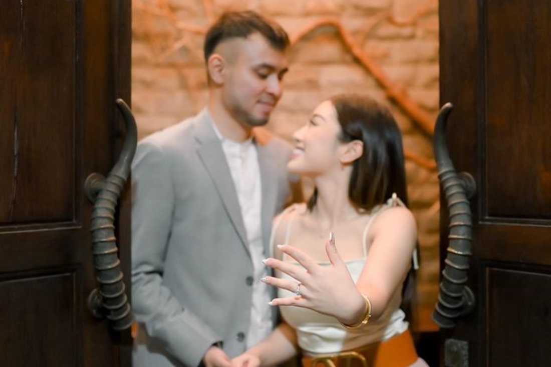 Tasya Revina bersama calon suami saat memamerkan cincin nikah. INSTAGRAM TASYA REVINA - Image