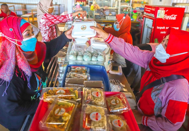 PEMBERDAYAAN: Kecamatan Asemrowo menggandeng perusahaan di wilayah tersebut untuk turut memasarkan produk UMKM. (Allex Qomarulla/Jawa Pos) - Image