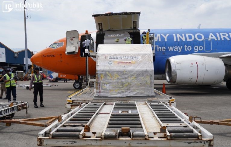 Kedatangan vaksin COVID-19 di Bandara Soekarno Hatta, Banten, Jumat (29/10/2021). (ANTARA/HO-Infopublik). - Image