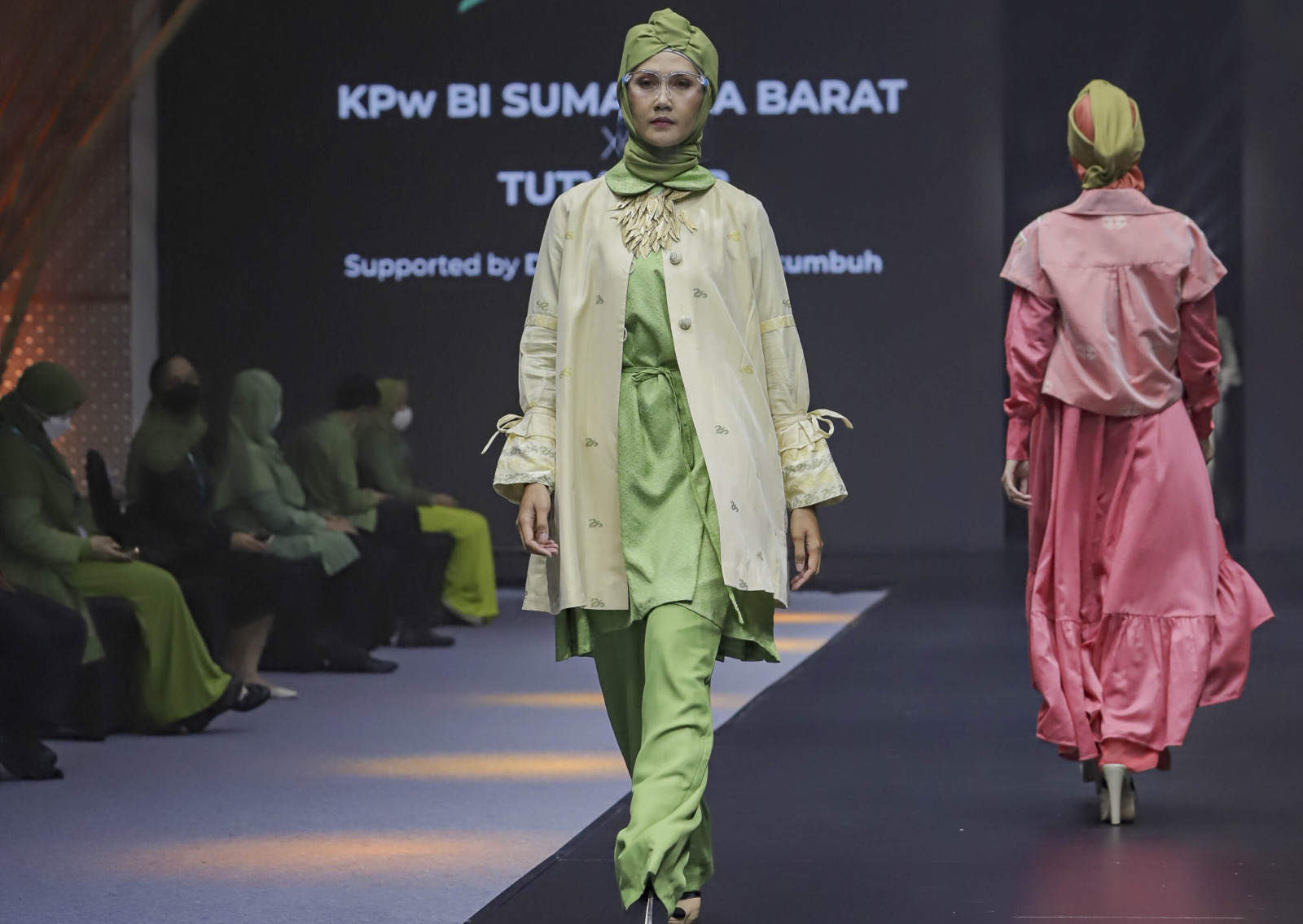 Koleksi desainer Tuty Adib dalam Indonesia Sharia Economic Fashion (ISEF) 2021/dok panitia - Image