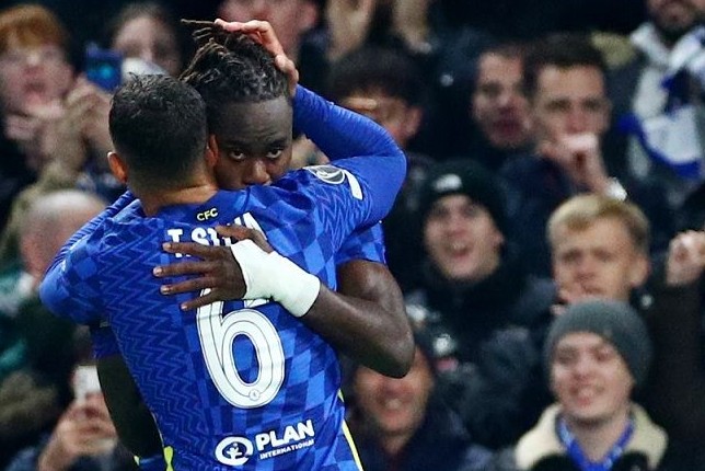 Bek Chelsea Trevoh Chalobah (kanan) melakukan selebrasi bersama Thiago Silva seusai mencetak gol ke gawang Juventus. Hannah McKay/Reuters/Antara - Image