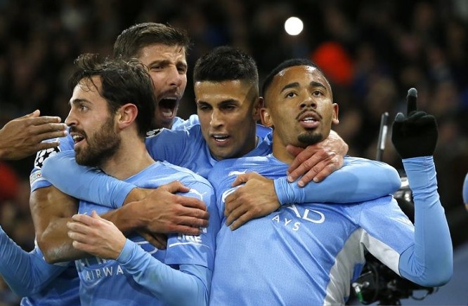 Penyerang Manchester City Gabriel Jesus berselebrasi bersama rekan-rekannya seusai mencetak gol ke gawang Paris Saint-Germain dalam pertandingan Grup A Liga Champions di Stadion Etihad, Manchester, Inggris, Rabu (24/11). Craig Brough/Reuters/Antara - Image
