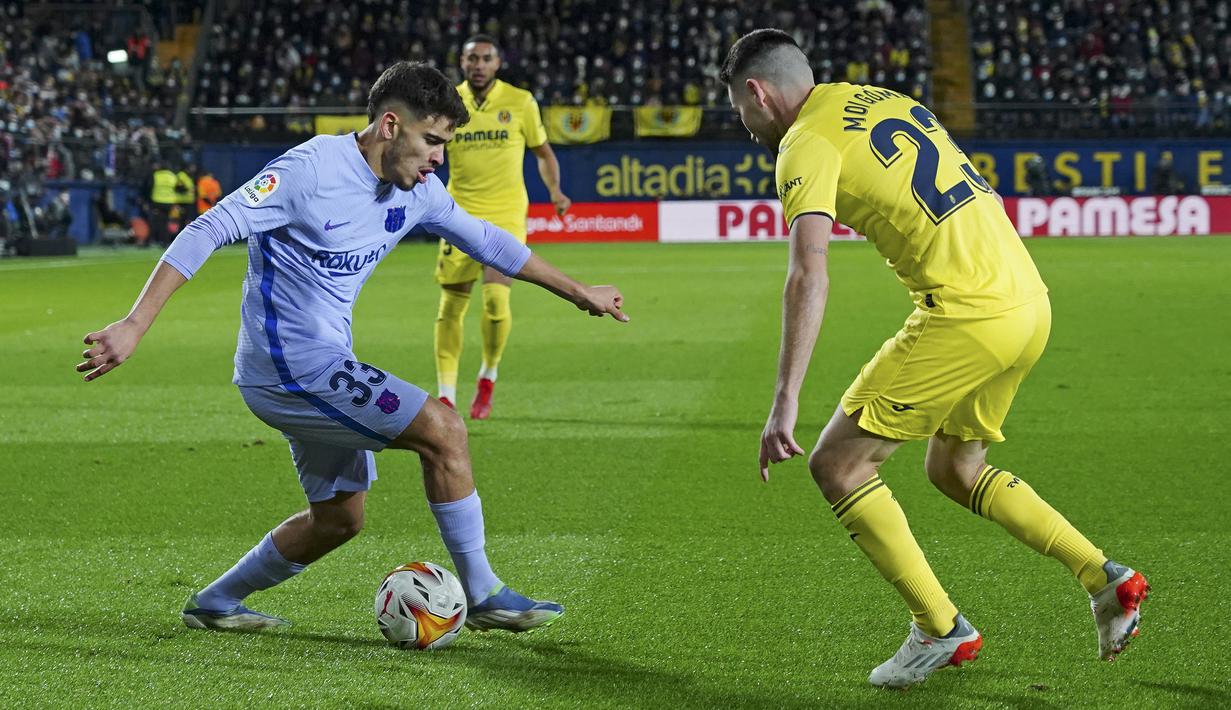 JOSE JORDAN/AFP DEBUT STARTER: Wide attacker FC Barcelona Abde Ezzalzouli berusaha melewati hadangan winger Villarreal CF Moi Gomez di Estadio de la Ceramica kemarin. - Image