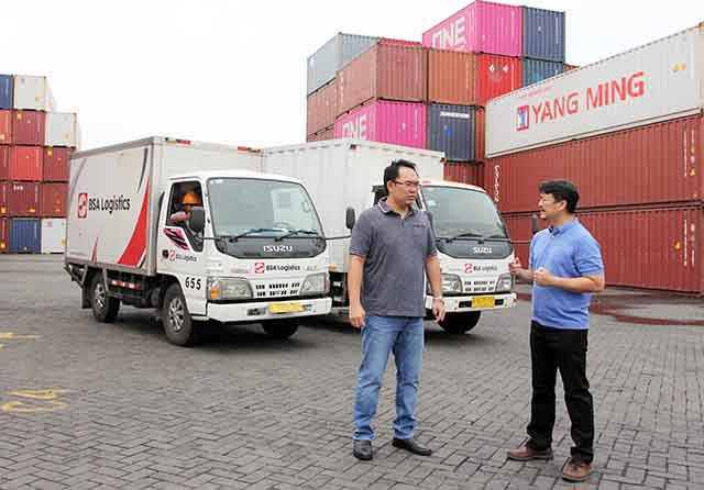 OPTIMISTIS: CEO BSA Logistics Thomas Wenas (kiri) berbincang dengan CFO BSA Logistics Hendri S Setiawan di Kantor Pusat BSA di Cakung, Cilincing, Jakarta Timur, Sabtu (13/11). - Image