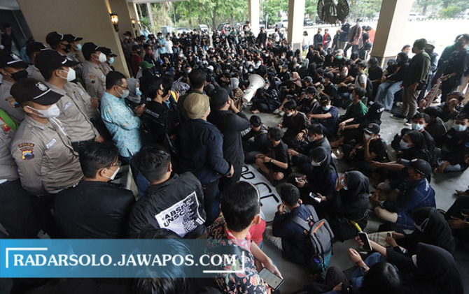 TUNTUT KEADILAN: Mahasiswa menggelar aksi di depan rektorat UNS kemarin, sebagai buntut kematian Gilang dalam acara diklat menwa Minggu lalu (24/10). (M. IHSAN/RADAR SOLO) - Image