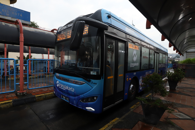 Sejumlah penumpang menaiki bus listrik TransJakarta di Terminal Blok M, Jakarta, Jumat (5/11/2021). Uji coba bus listrik TransJakarta beroperasi lebih awal mulai pukul 05.00 hingga 21.30 WIB seiring pemberlakuan PPKM level 1 di wilayah DKI Jakarta. Foto: - Image