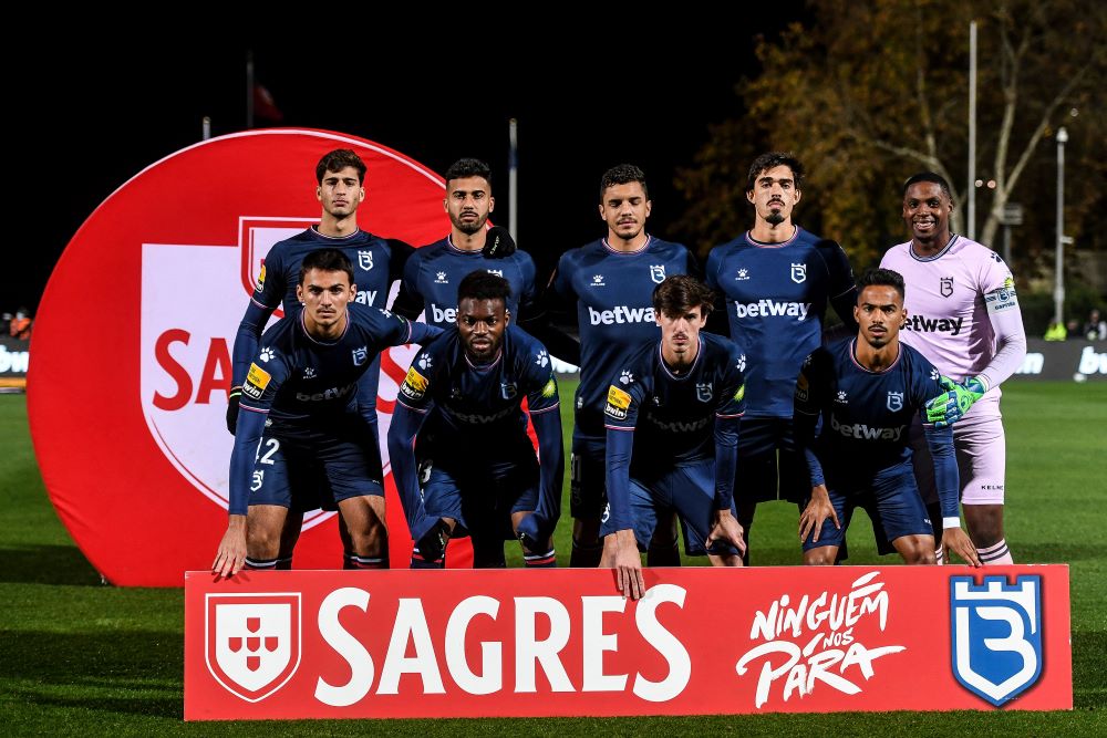 PATRICIA DE MELO MOREIRA/AFP SEADANYA: Pemain Belenenses SAD berpose sebelum kickoff kontra SL Benfica di Estadio Nacional kemarin. - Image
