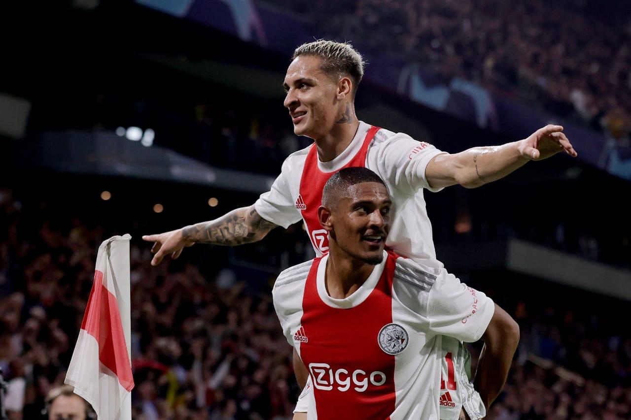 AFC AJAX PUNYA ANDIL: Winger Antony (atas) bersama striker Sebastien Haller merayakan gol kedua AFC Ajax di Signal Iduna Park. - Image