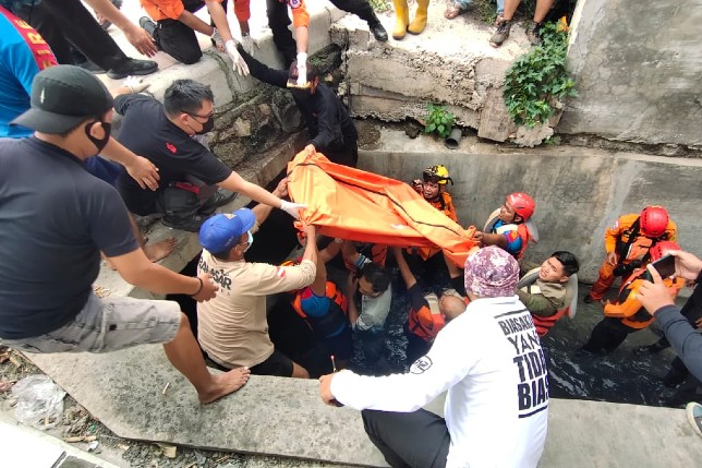 Proses evakuasi jenazah Galang di Manukan. Istimewa - Image