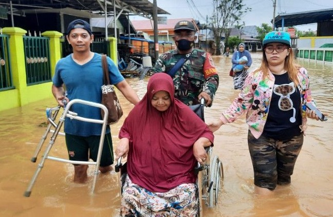 Anggota TNI membantu mengevakuasi warga terdampak banjir di HST. Firman/Antara - Image