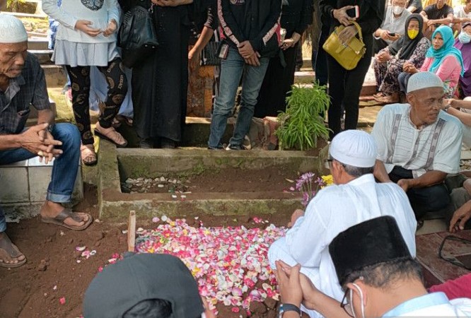 Keluarga dan kerabat ikut proses pemakaman jenazah Max Sopacua di Pemakaman keluarga di Gang Sadar, Ciomas Rahayu, Kabupaten Bogor, Rabu (17/11). Linna Susanti/Antara - Image