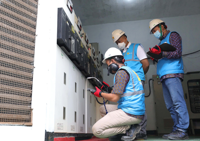 Petugas PLN melakukan pengecekan panel listrik di Rumah Pompa Waduk Pluit, Jakarta, Kamis (11/11/2021). Sebanyak 210 rumah pompa di DKI sudah mendapatkan suplai listrik berlapis untuk meningkatkan keandalan pengendalian banjir di musim penghujaN. FOTO : F - Image