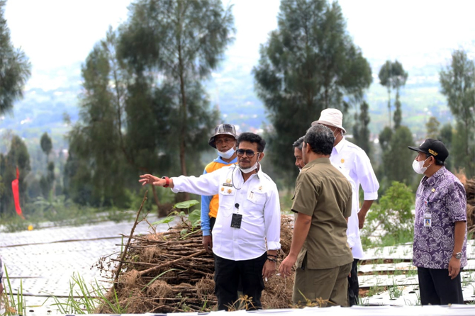 Menteri Pertanian (Mentan) Syahrul Yasin Limpo saat meninjau lahan pertanian di Temanggung dan Wonosobo dan mengajak petani untuk menggerakkan roda ekonomi nasional lewat ekspor komoditas pertanian. (Kementan for JawaPos.com) - Image