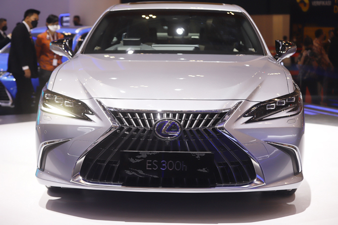 Lexus ES300h diluncurkan pada ajang (GIIAS) 2021 Kamis (11/11). - Image