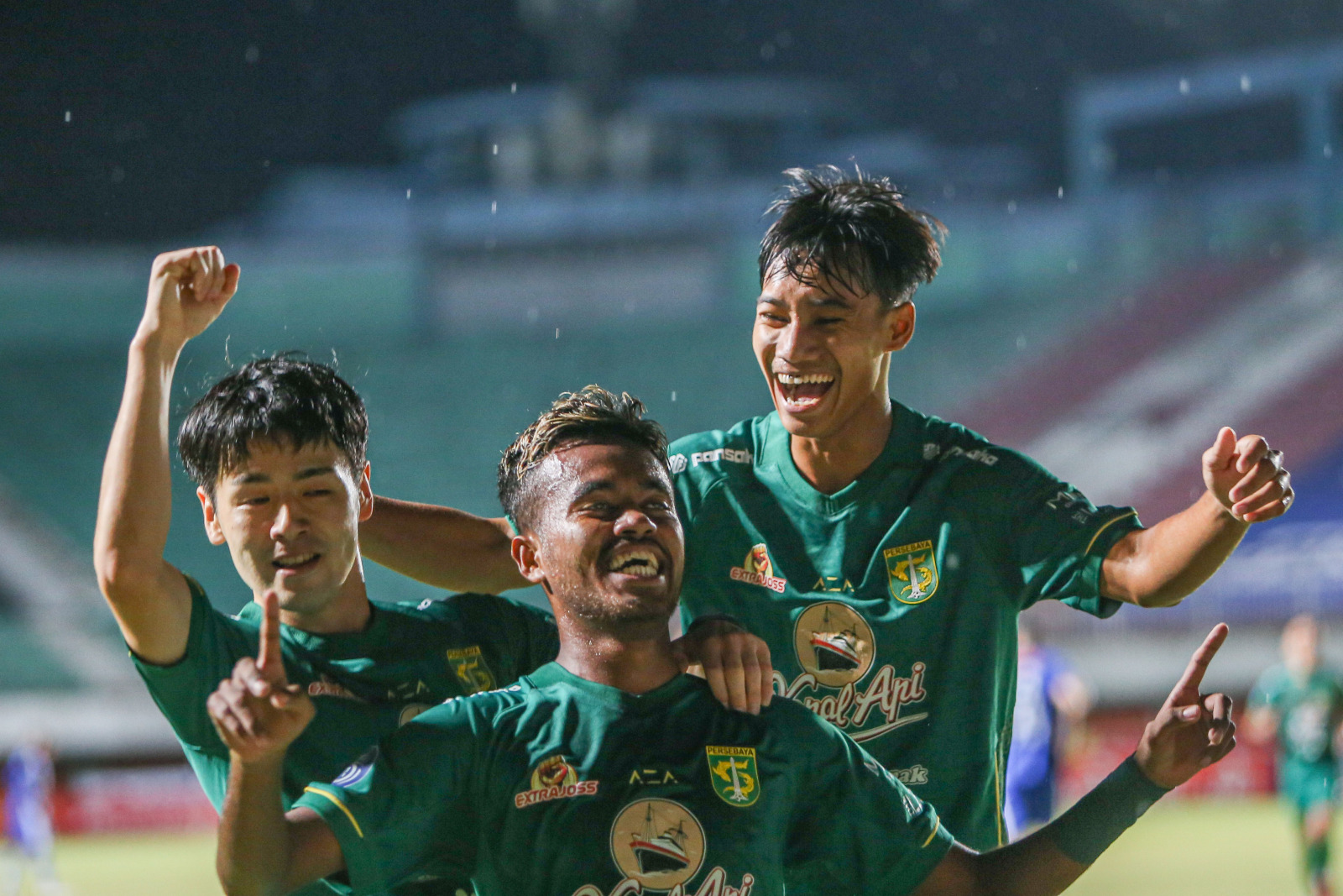 RIANA SETIAWAN/JAWA POS GOL INDAH: Alwi Slamat (tengah) merayakan golnya ke gawang Persiraja Banda Aceh bersama Taisei Marukawa (kiri) dan Akbar Firmansyah. - Image