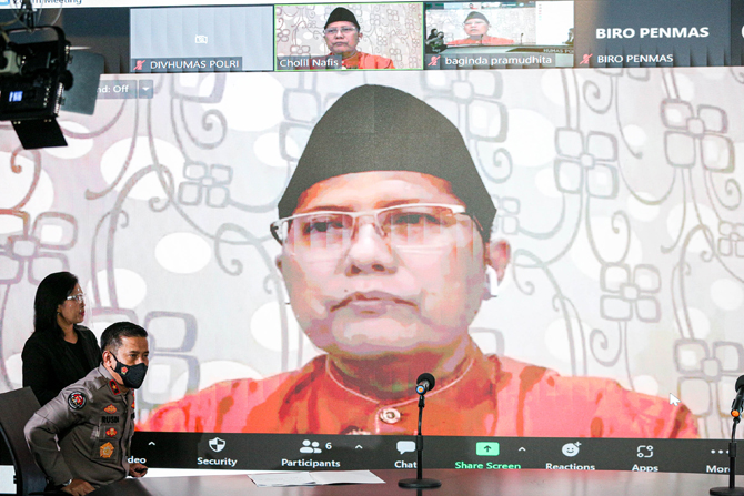 Kepala Biro Penerangan Masyarakat (Karopenmas) Divisi Humas Polri Brigjen Rusdi Hartono (kiri) mendengarkan keterangan Ketua Majelis Ulama Indonesia (MUI) Pusat, Cholil Nafis secara daring saat keterangan pers terkait kasus penangkapan terduga teroris jar - Image